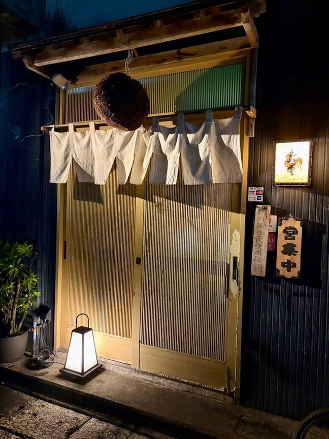 白いのれんと杉玉、行灯が灯る夜の入口