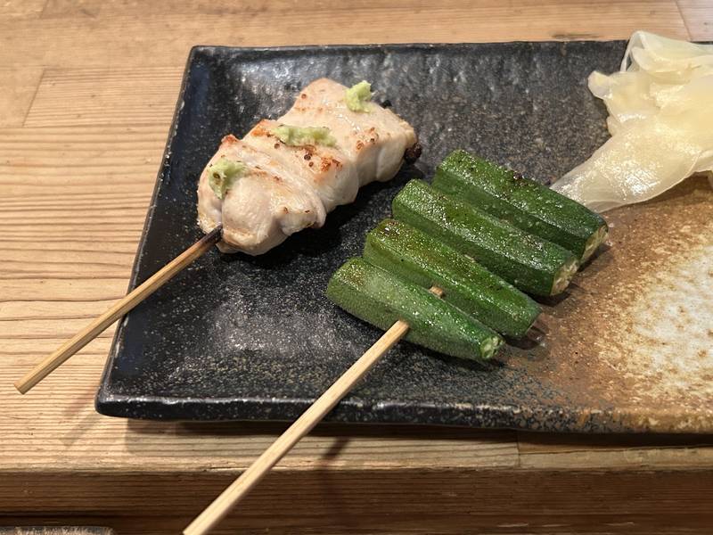 わさびをのせたささみと、おくらの串