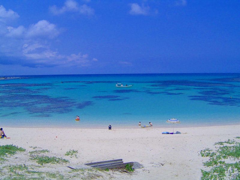 奄美大島北部、笠利町の土盛海岸の白い砂浜と青い海
